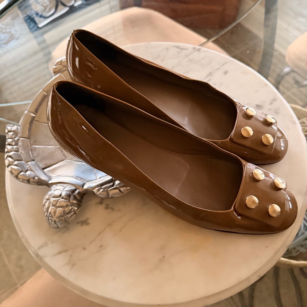 Gucci Tan Patent Leather Loafers with Gold Accents Size EU 41 Like New - Picture 4 of 12